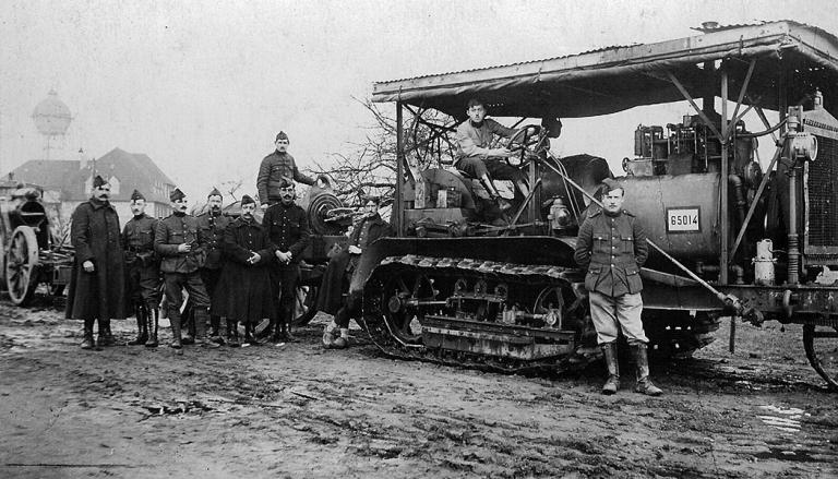 Ein landwirtschaftlicher Traktor des Types 'Holt Caterpillar' von 11 Tonnen Ein landwirtschaftlicher Traktor des Types 'Holt Caterpillar' von 11 Tonnen